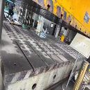 在位：800吨四柱液压机。移动台，多点顶出。有效台面2.